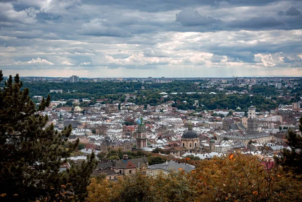 从高城堡的高度看城市利沃夫的老城区 — 图库照片