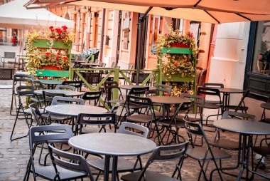 Kafe şehrin eski sokakta boş tablolar