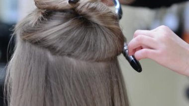 Curl saç Güzellik Salonu sarışın kız