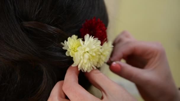 Χτένισμα Φρέσκα Λουλούδια Στα Μαλλιά — Αρχείο Βίντεο