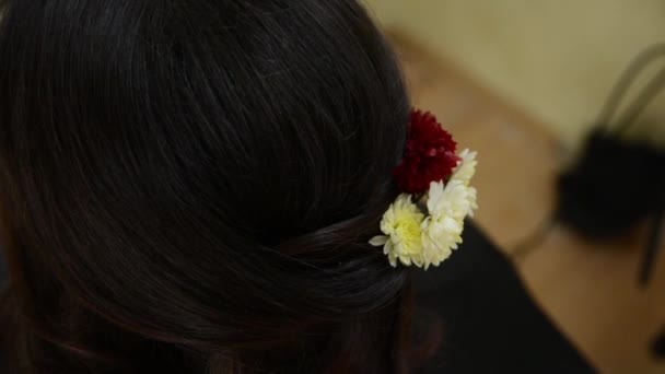 Frisur Mit Frischen Blumen Haar — Stockvideo