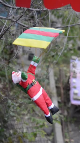 Noel Baba Bir Paraşüt Üzerinde Uçuyor — Stok video