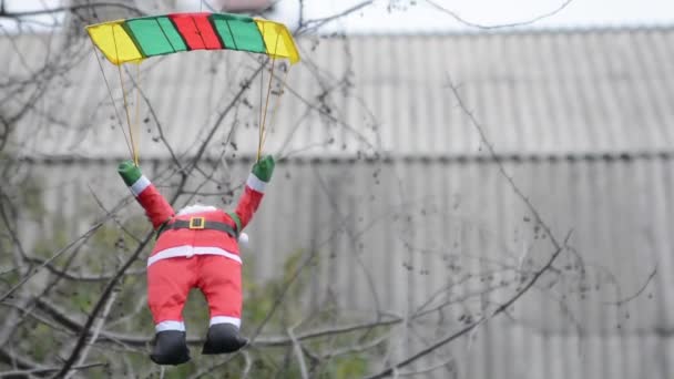 Weihnachtsmann Fliegt Fallschirm — Stockvideo