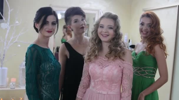 Κορίτσια Βραδινά Φορέματα Στην Σαλόνι Ομορφιάς — Αρχείο Βίντεο