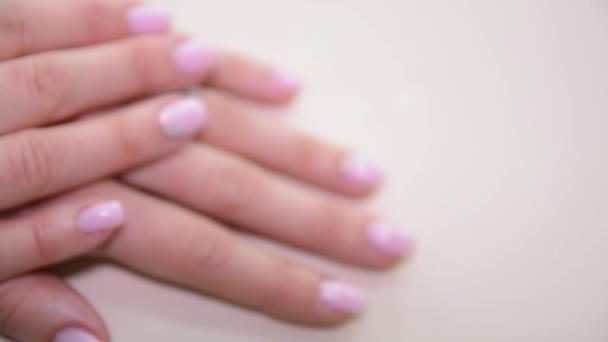 Kosmetický Salon Dívka Ukazuje Manikúru Prstech — Stock video