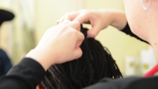 理髪店の黒人男性 — ストック動画