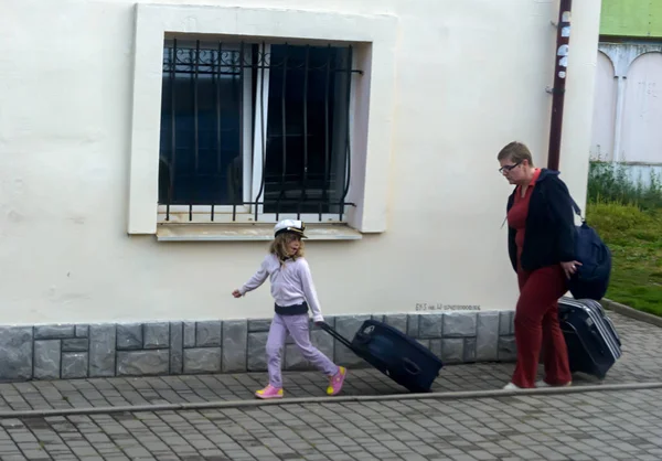 スラフスク ウクライナ 2016 駅に彼女の母親と女の子がスーツケースをドラッグして — ストック写真