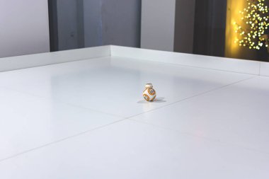 Kiev, Ukrayna - Ocak 08,2017: Star Wars filmi robotu sfero Bb-8 Droid modeli