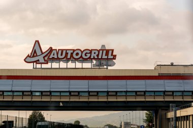 Milan, İtalya - 15 Ekim 2015:Autogrill yukarıda bir otoban İtalya