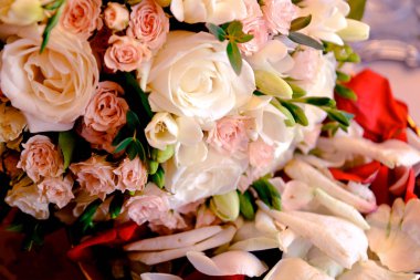 Bir buket gül pastel renklerde