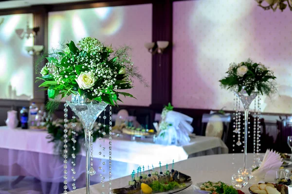 Arreglo Floral Para Decorar Una Mesa Banquete —  Fotos de Stock