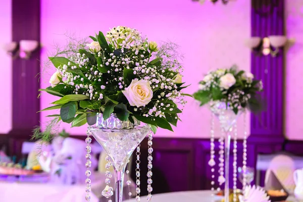 Arrangement Fleurs Pour Décorer Une Table Banquet Fond Violet — Photo