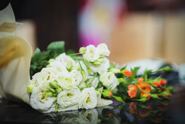 Букет Белых Красных Роз Столе Мелкая Глубина Резкости — стоковое фото