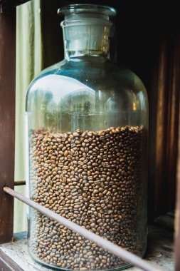 Büyük cam kavanozda kahve taneleri