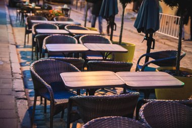 Yaz tablolar akşam sokak Cafe