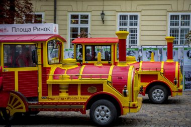 Lviv, Ukrayna - 30 Eylül 2016: Küçük şehir gezi elektrikli lokomotifler gezici