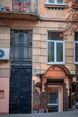 Eski bina ofise giriş