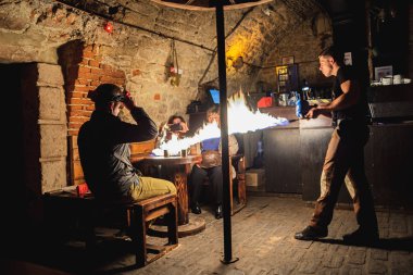 Lviv, Ukrayna - 30 Eylül 2016: Hazırlık mühürlü kahve sanat Cafe Lviv