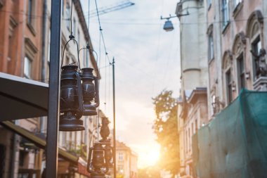 Eski kandil sokakta asmak