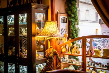 Lviv, Ukrayna - 30 Eylül, 2016:Stand bir kadın bir kafe iç şeklinde Abajur lambalar için