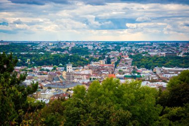 Lviv eski şehir yüksek bir kale yükseklikten görünümünü