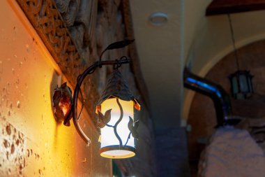 Duvarda asılı eski demir fener