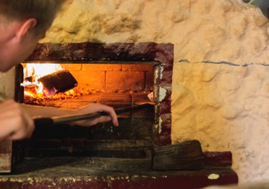 Cook pizza fırında pişiren