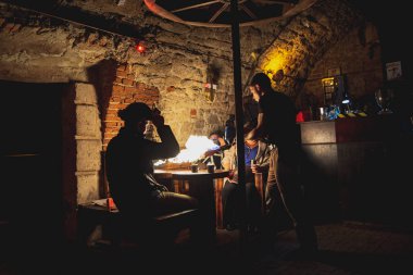 Lviv, Ukrayna - 30 Eylül 2016: Hazırlık mühürlü kahve sanat Cafe Lviv