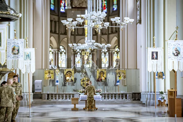 Lviv Ucrania Septiembre 2016 Soldado Altar Reza Dios Iglesia Santa — Foto de Stock