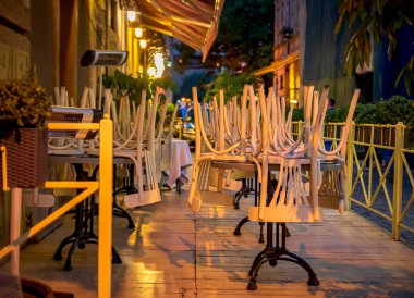 Akşam kapalı sokak Cafe
