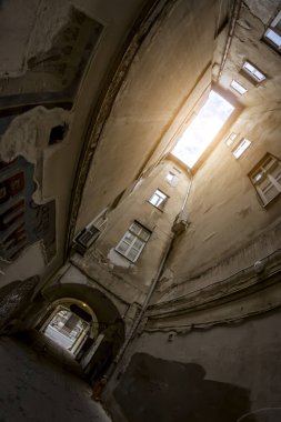 eski evin duvarları.