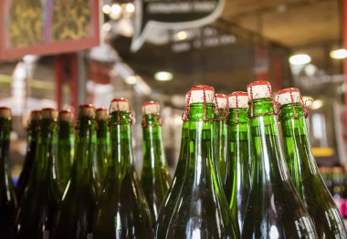 Üretim satırında şişe boyunlu