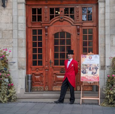 Lviv, Ukrayna - 30 Eylül, 2016:Doorman binanın kapıda kırmızı üniforma içinde