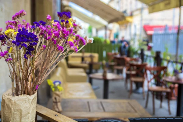 Sebuah Karangan Bunga Kering Jalan Meja Kafe — Stok Foto