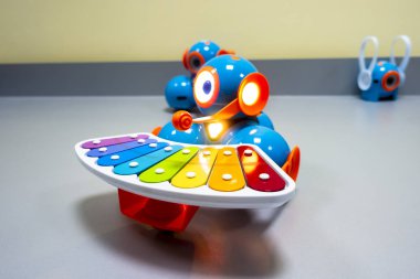 Çocuk programlanabilir robot ksilofon üzerinde oynamak için