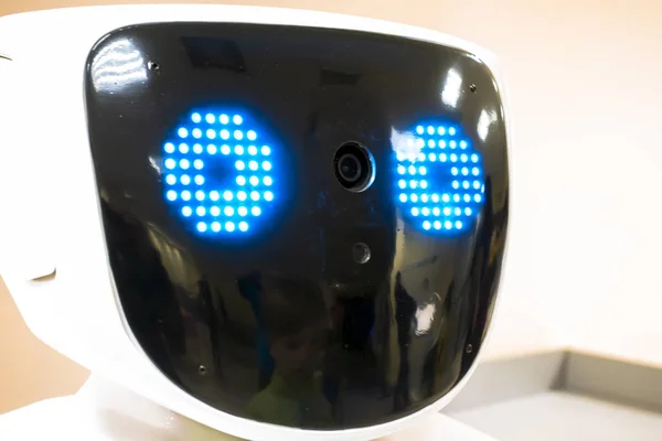 Rostro Del Robot Con Ojos Brillantes —  Fotos de Stock
