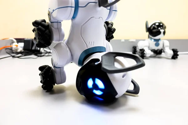 Perro Robot Inteligente Controlado Desde Teléfono Inteligente — Foto de Stock