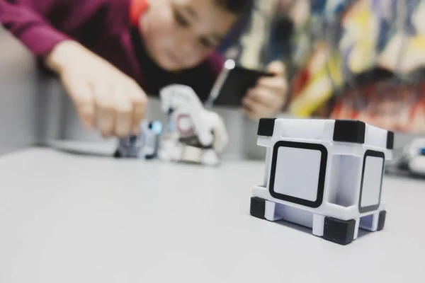Niño Controla Robot Concéntrate Cubo — Foto de Stock