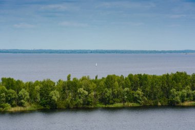 Nehrin ortasındaki yeşil ada