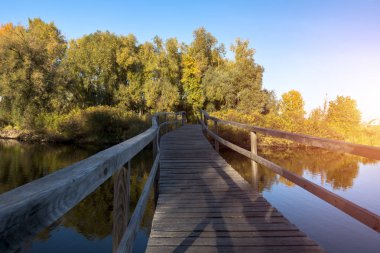 Nehrin üzerindeki tahta köprü.