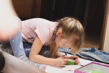 Çocuk bir kil ürün boyalar