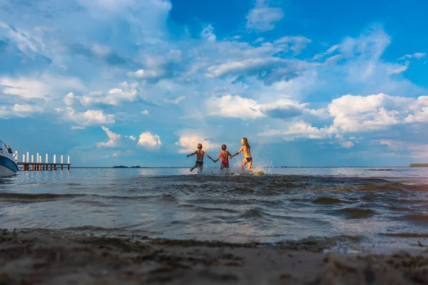 Grupo Niños Corriendo Sobre Agua —  Fotos de Stock