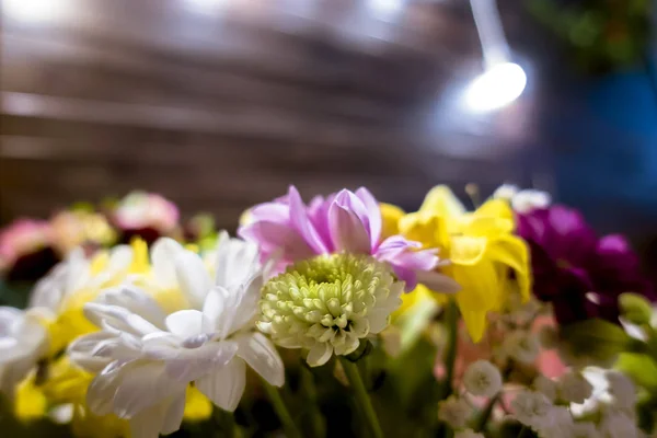Ahşap Arka Plan Üzerinde Parlak Çiçek Buketi — Stok fotoğraf