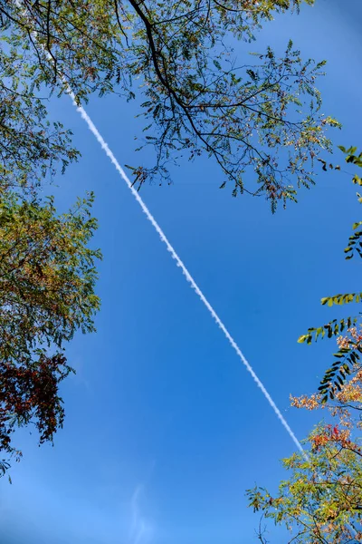 Jejak Putih Langit Dengan Pesawat Jet Jet Jet Jet Jet — Stok Foto