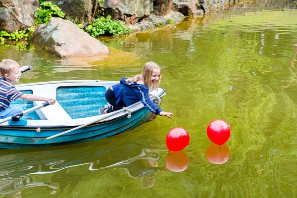 Kız Teknede Kırmızı Balonlar Nehirden Alır — Stok fotoğraf