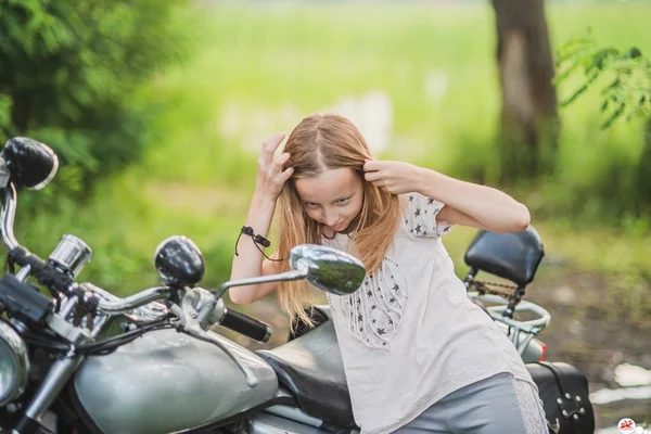 Lány Úgy Néz Tükörben Egy Motorkerékpár — Stock Fotó