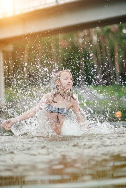 Sahilde kız mutlu suda banyo