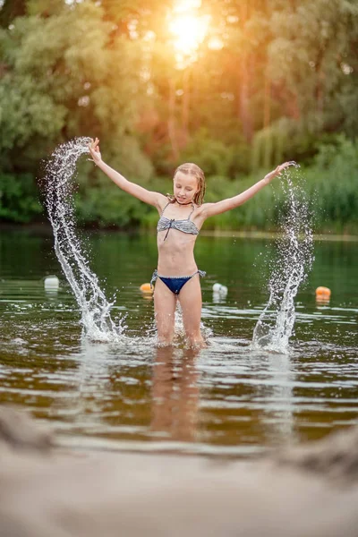 Κορίτσι Στην Παραλία Ευτυχώς Λουσμένο Στο Νερό — Φωτογραφία Αρχείου