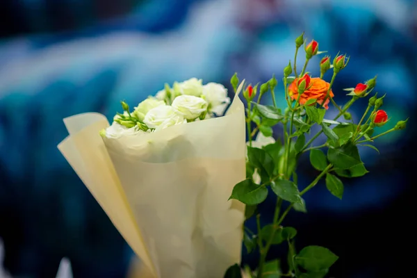 Букет Белых Розовых Роз Синем Фоне Мелкая Глубина Резкости — стоковое фото