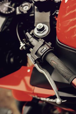 Bir motosiklet üzerinde bir fren kolu. Tonlama